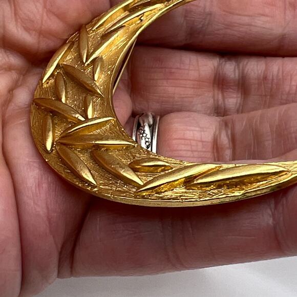 HANAE Mori Crescent Moon Brooch Pin Gold Tone Signed Costume Jewelry - Picture 5 of 7